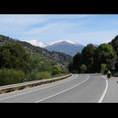 Links der 3396 m hohe, schneebedeckte Pico del Veleta in der Sierra Nevada
